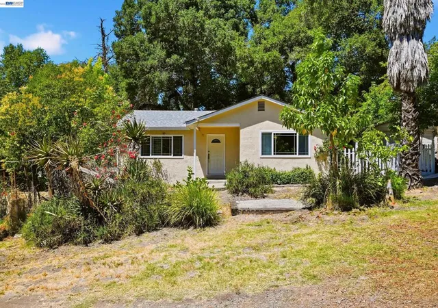Photo 3 of Single family home for sale at 10160 Crow Cyn Rd, Castro Valley, CA 94552 | MLS# 41141621 | Listing updated on 2026-08-05