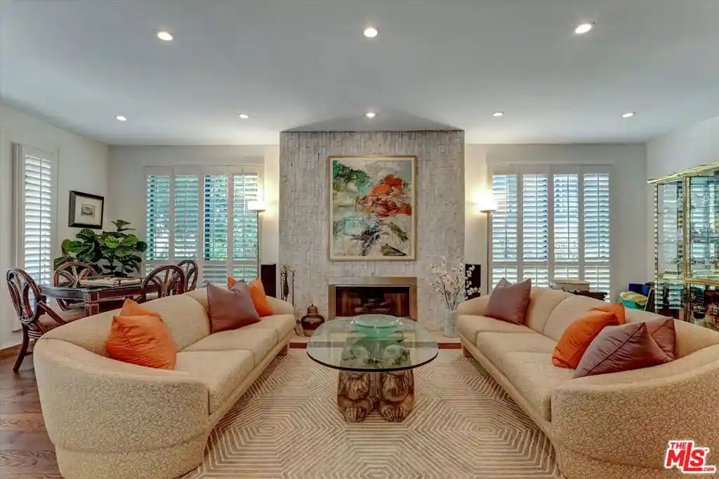 Listing Photo 2 - Condo for sale in 148 S Crescent Dr located at 148 S Crescent Dr, Beverly Hills, CA 90212 - Unit #101