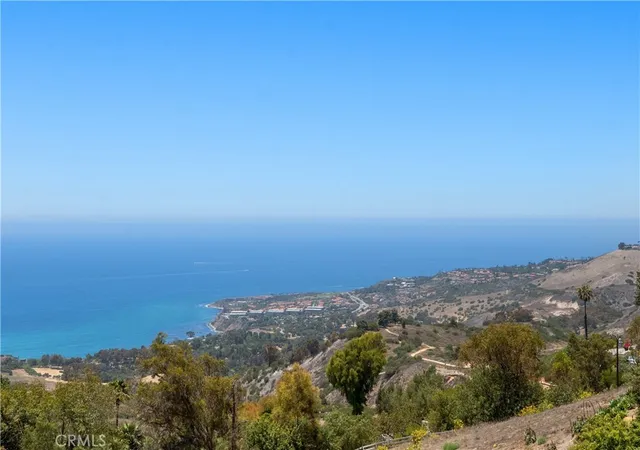 Photo 3 of Single family home for sale at 4 Spur Ln, Rolling Hills, CA 90274 | MLS# PV26152805 | Listing updated on 2026-09-02