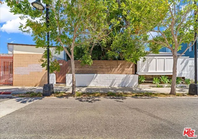 Photo 2 of Sale Pending at 810 Navy St, Santa Monica, CA 90405 | MLS# 26859685 | Listing updated on 2026-09-01