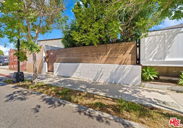 Photo 3 of Sale Pending at 810 Navy St, Santa Monica, CA 90405 | MLS# 26859685 | Listing updated on 2026-09-01