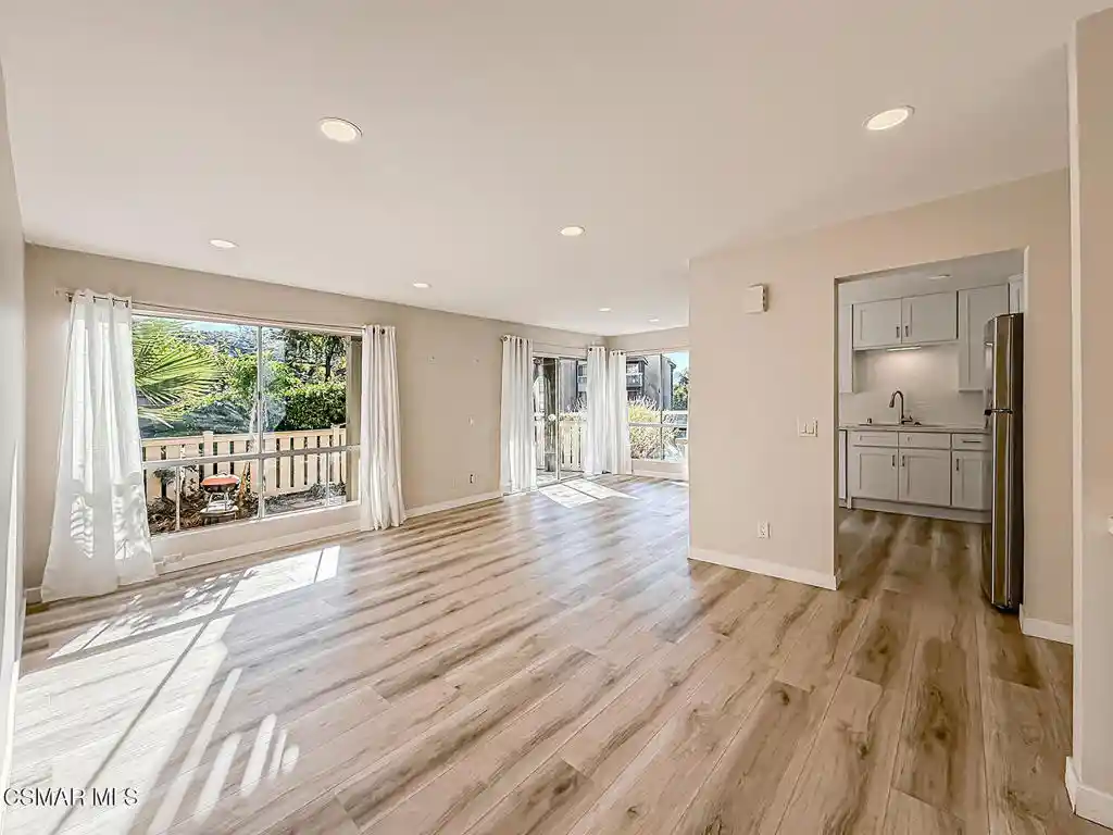 Listing Photo 2 - Condo for sale in 291 Sequoia Ct located at 291 Sequoia Ct, Thousand Oaks, CA 91360 - Unit #17