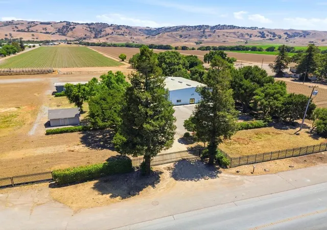 Photo 4 of House for sale at 3065 Pacheco Pass Hwy, Gilroy, CA 95020 | MLS# ML82054370 | Listing updated on 2026-07-16