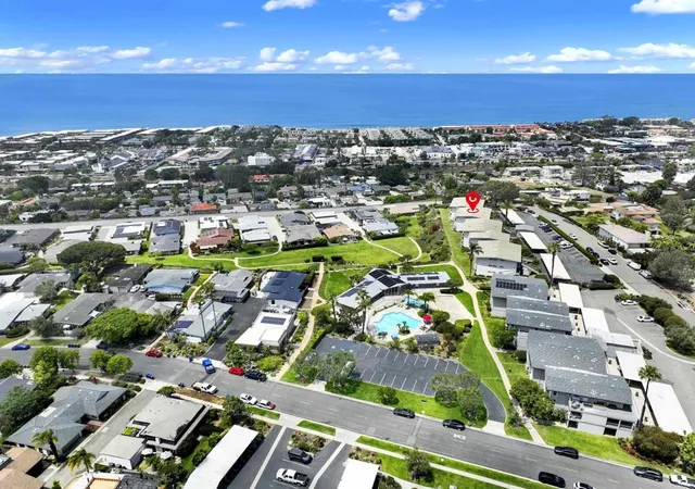 Listing Photo 2 - Condo for sale in building located at 640 W Solana Cir, Solana Beach, CA 92075 - Unit #19