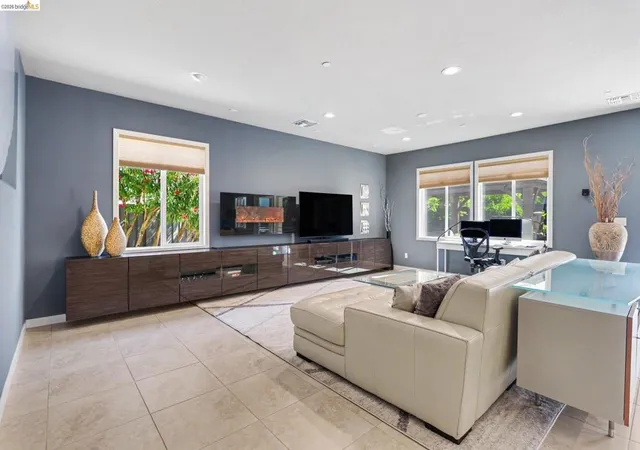 Photo 4 of Sale Pending at 527 Peyton Ct, Oakley, CA 94561 | MLS# 41141810 | Listing updated on 2026-09-04