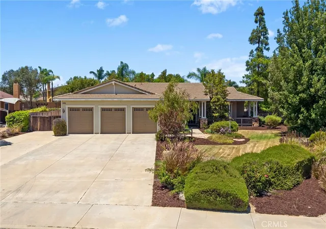 Photo 4 of Sale Pending at 42248 Chisolm Trl, Murrieta, CA 92562 | MLS# SW26155301 | Listing updated on 2026-09-11