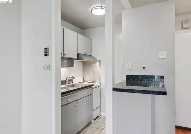 2nd image of 9 Commodore Dr #A207, Emeryville, CA 94608 | MLS# 41141892