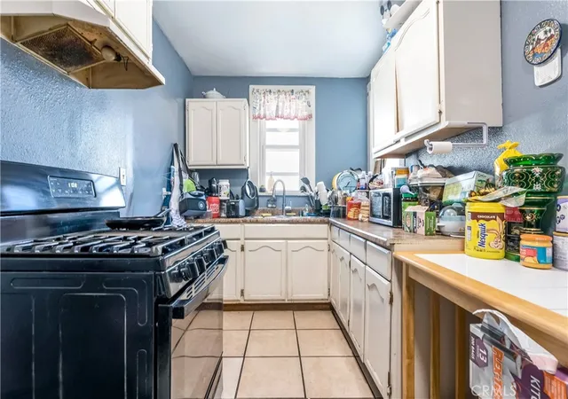 Photo 3 of Sale Pending at 821 W 823 98th Street, Los Angeles, CA 90044 | MLS# SR26125409 | Listing updated on 2026-10-05