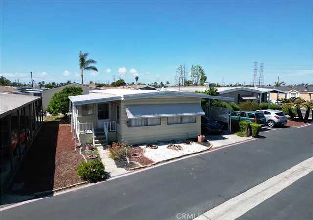 Photo 3 of Manufactured home for sale at 19361 Brookhurst St #122, Huntington Beach, CA 92646 | MLS# OC26155985 | Listing updated on 2026-09-16