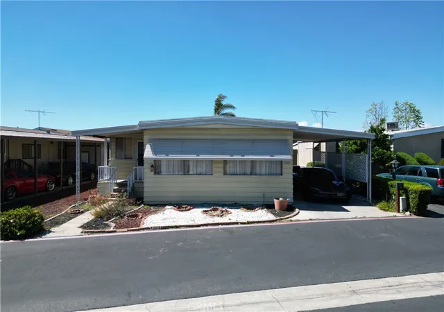 Photo 3 of Manufactured home for sale at 19361 Brookhurst St #122, Huntington Beach, CA 92646 | MLS# OC26155985 | Listing updated on 2026-09-16