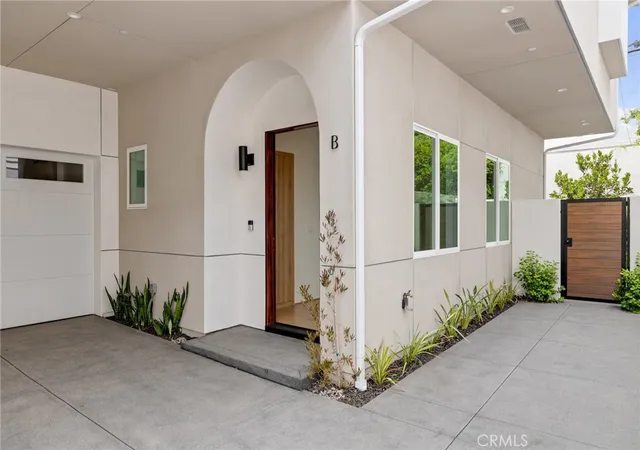 Photo 2 of Townhouse for sale at 2413 Curtis Ave #B, Redondo Beach, CA 90278 | MLS# SB26152258 | Listing updated on 2026-09-18