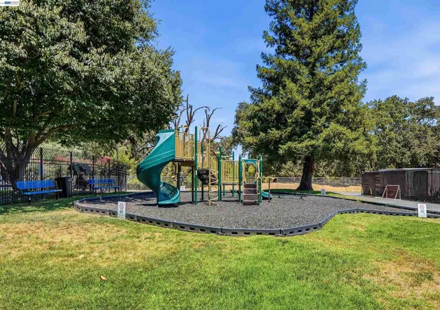 3rd image of 2125 Arroyo Ct #2, Pleasanton, CA 94588 | MLS# 41141997