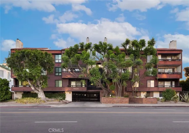 Photo 3 of Condo for sale at 4425 Whitsett Ave #210, Studio City, CA 91604 | MLS# BB26154691 | Listing updated on 2026-09-13