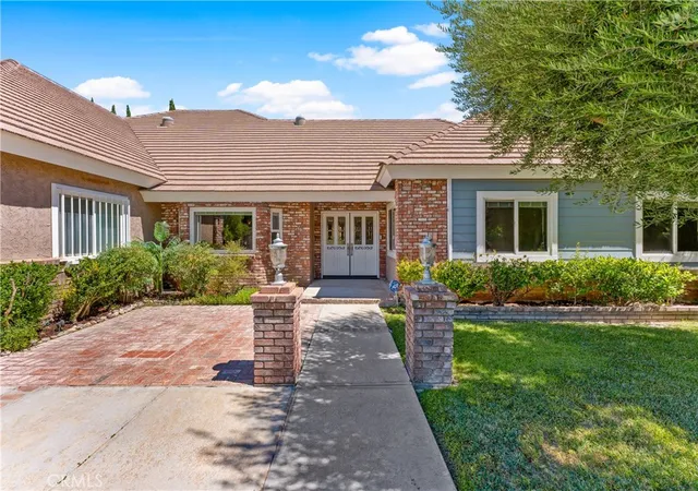 Photo 3 of Sale Pending at 2705 Brentwood Dr, Lancaster, CA 93536 | MLS# SR26152340 | Listing updated on 2026-10-06