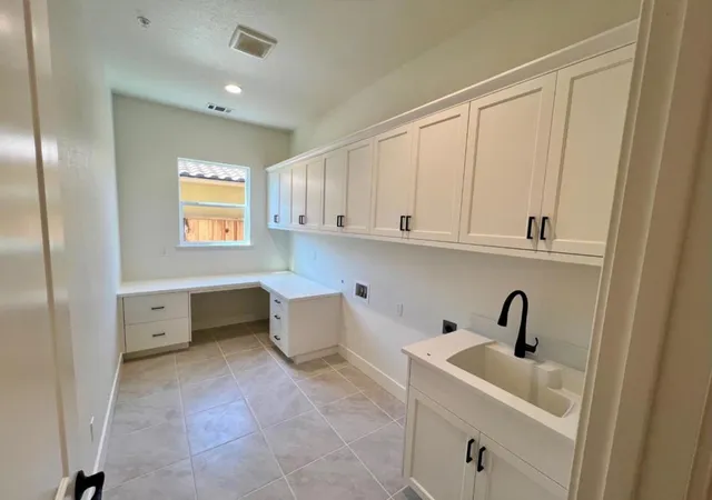 3rd image of 2106 White Oak Dr, Hollister, CA 95023 | MLS# ML82054651