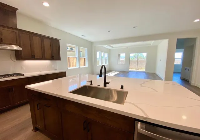 4th image of 2106 White Oak Dr, Hollister, CA 95023 | MLS# ML82054651