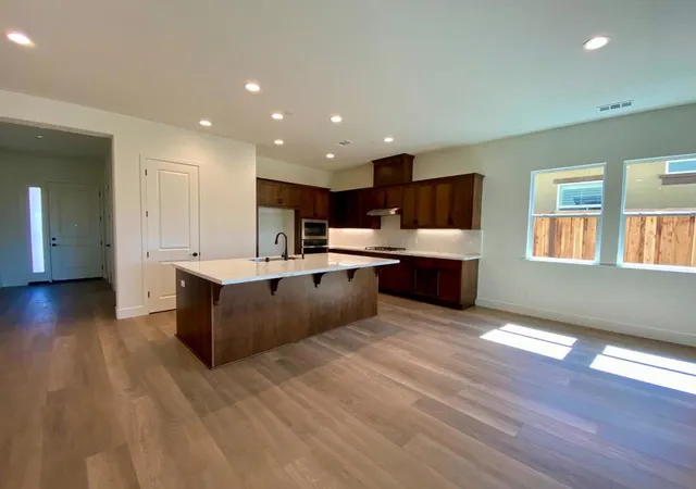 5th image of 2106 White Oak Dr, Hollister, CA 95023 | MLS# ML82054651
