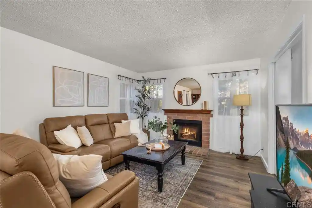 Listing Photo 2 - Condo for sale in 1941 Wellington Ln located at 1941 Wellington Ln, Vista, CA 92081 - Unit 1941 Wellington Ln