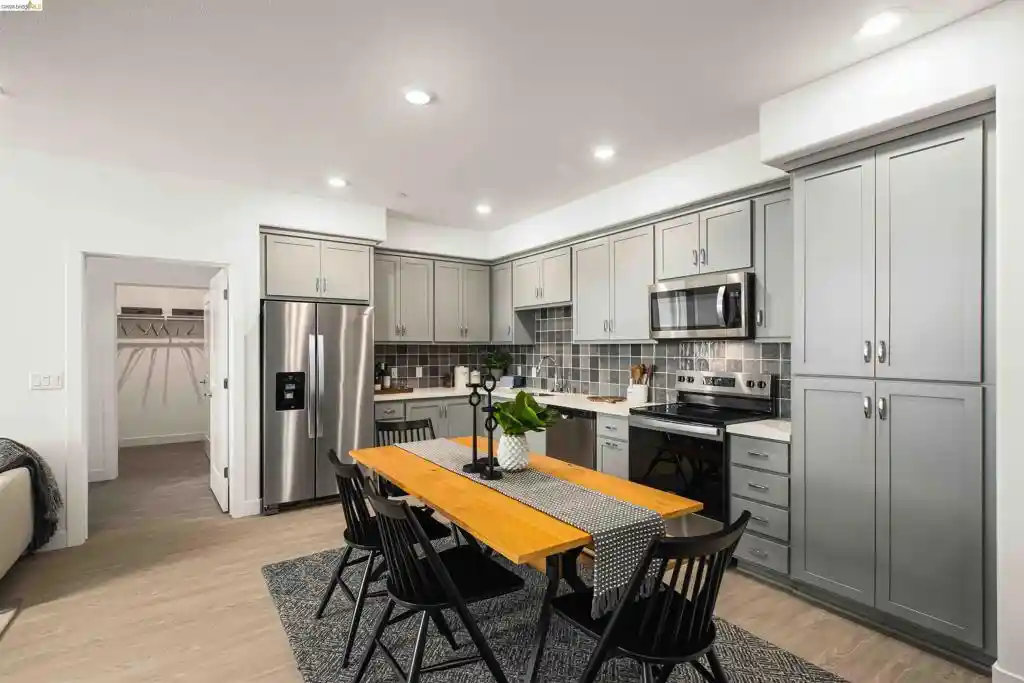 Listing Photo 2 - Condo for sale in 500 Somi Ct located at 500 Somi Ct, Hayward, CA 94544 - Unit #404