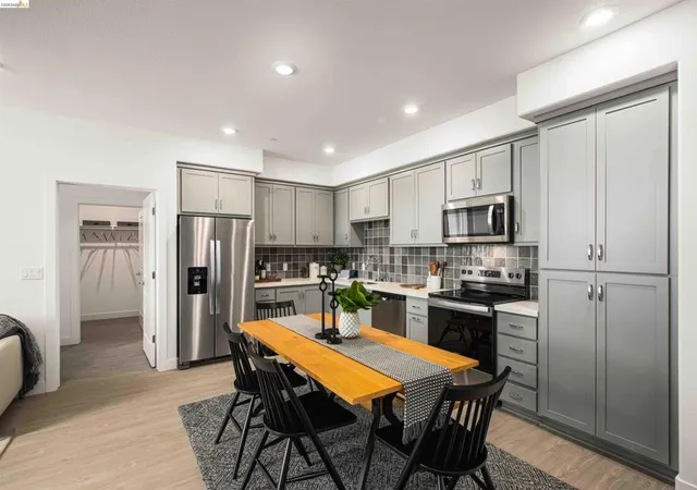 Listing Photo 2 - Condo for sale in building located at 500 Somi Ct, Hayward, CA 94544 - Unit #404
