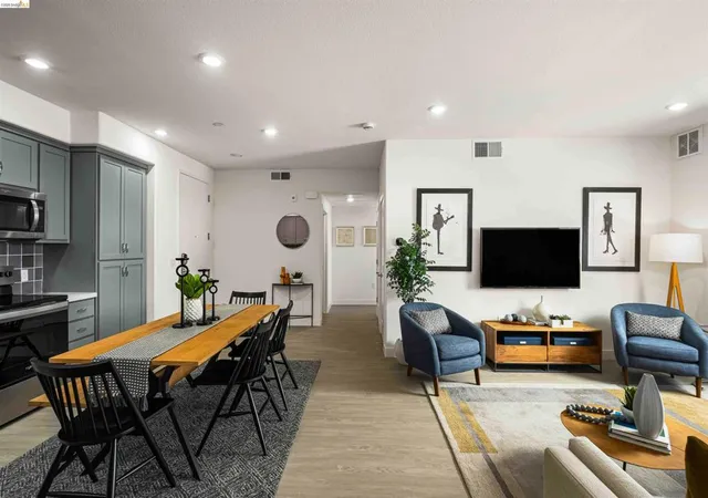 Listing Photo 3 - Condo for sale in building located at 500 Somi Ct, Hayward, CA 94544 - Unit #404
