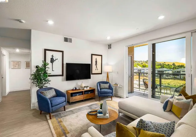 Listing Photo 5 - Condo for sale in building located at 500 Somi Ct, Hayward, CA 94544 - Unit #404
