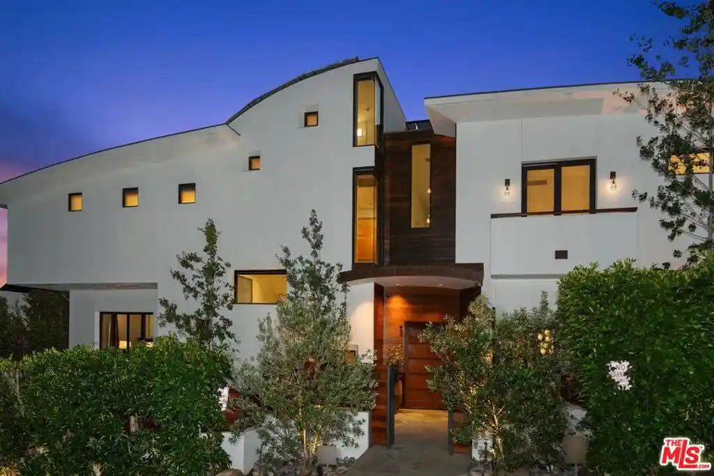 Photo 1 of Mansion for sale at 1535 Umeo Rd, Pacific Palisades, CA 90272 | MLS# 26860867 | Listing updated on 2026-10-31