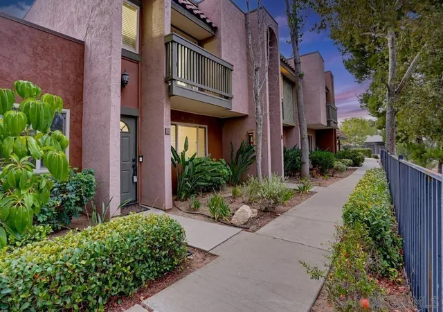 Listing Photo 2 - Condo for sale in building located at 1451 N Broadway, Escondido, CA 92026 - Unit #B