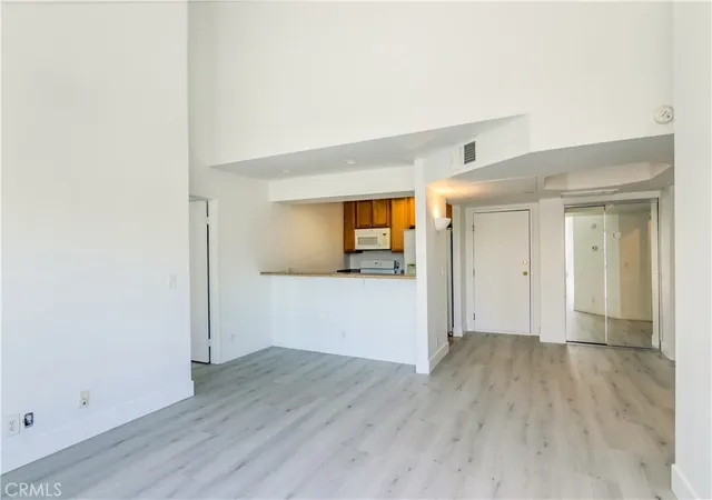 Photo 4 of Condo for sale at 20253 Keswick St #318, Winnetka, CA 91306 | MLS# SR26156835 | Listing updated on 2026-10-09