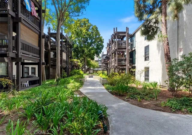 Listing Photo 2 - Condo for sale in building located at 7777 W 91st, Los Angeles, CA 90293 - Unit #E1146
