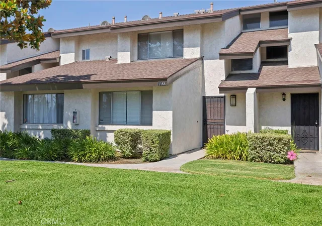 Townhouse for sale at 1164 Mohave Dr, Colton, CA 92324 | MLS# IV26157467
