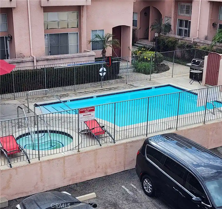 Listing Photo 14 - Condo for sale in 7320 Balboa Blvd located at 7320 Balboa Blvd, Lake Balboa, CA 91406 - Unit #205