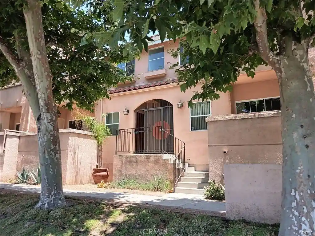 Listing Photo 1 - Condo for sale in 7320 Balboa Blvd located at 7320 Balboa Blvd, Lake Balboa, CA 91406 - Unit #205