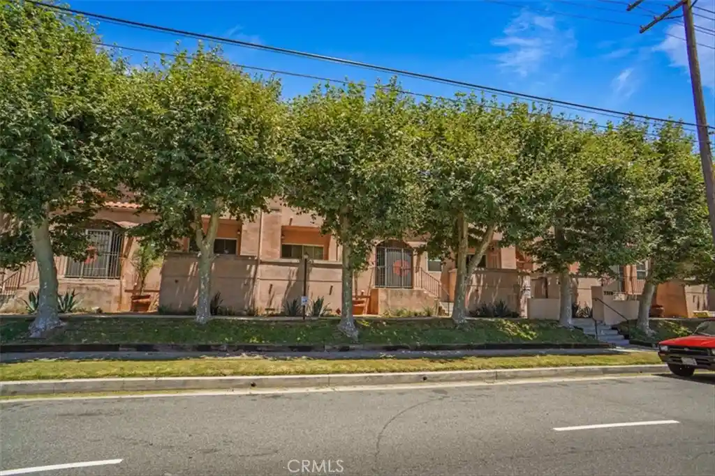 Listing Photo 2 - Condo for sale in 7320 Balboa Blvd located at 7320 Balboa Blvd, Lake Balboa, CA 91406 - Unit #205