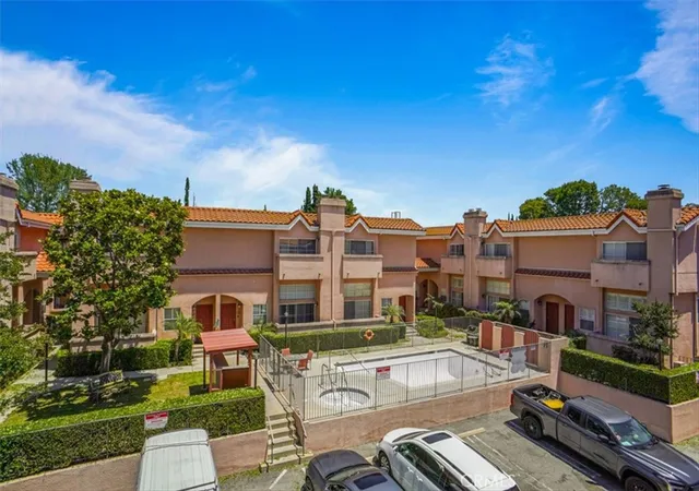 Listing Photo 5 - Condo for sale in building located at 7320 Balboa Blvd, Lake Balboa, CA 91406 - Unit #205