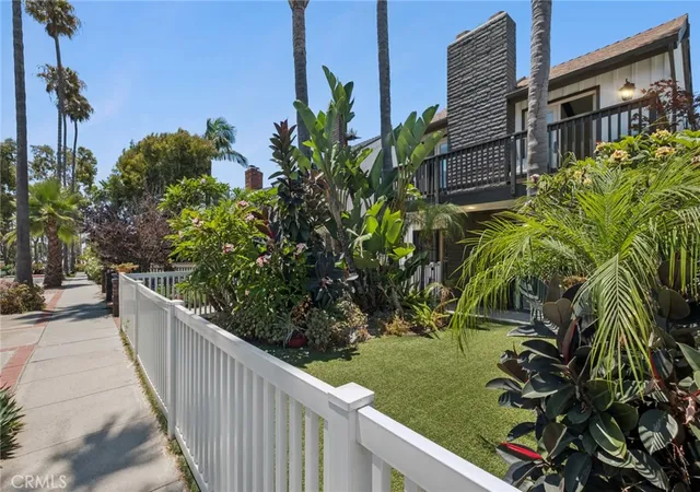 Photo 4 of Condo for sale at 415 Goldenrod, Corona Del Mar, CA 92625 | MLS# OC26157920 | Listing updated on 2026-09-24