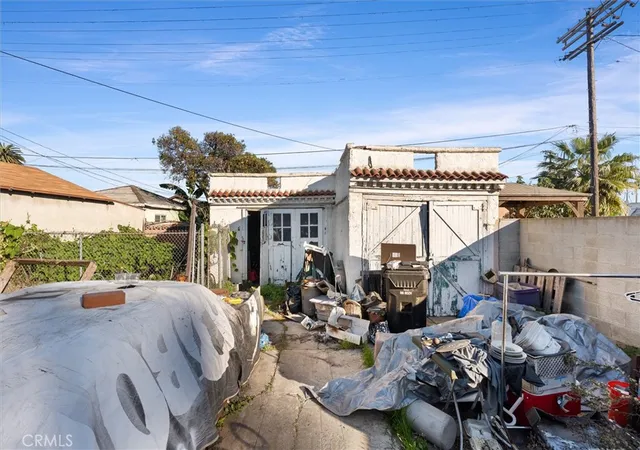 Photo 3 of Sale Pending at 6326 5th Avenue, Los Angeles, CA 90043 | MLS# SB26158058 | Listing updated on 2026-09-29