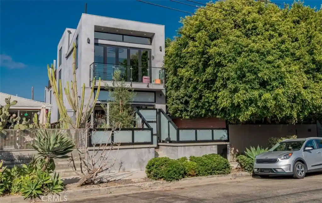 Photo 1 of Single family home for sale at 708 Hampton Dr, Venice, CA 90291 | MLS# SR26157578 | Listing updated on 2026-10-28