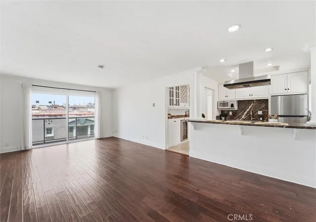Listing Photo 4 - Condo for sale in building located at 15 15Th St, Hermosa Beach, CA 90254 - Unit #14