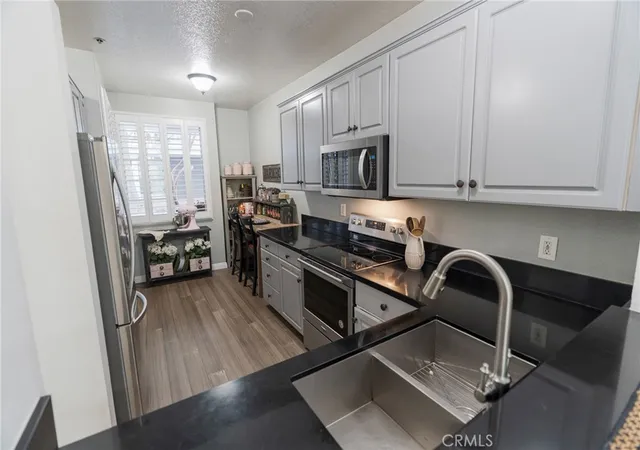 Listing Photo 5 - Condo for sale in building located at 20331 Bluffside Cir, Huntington Beach, CA 92646