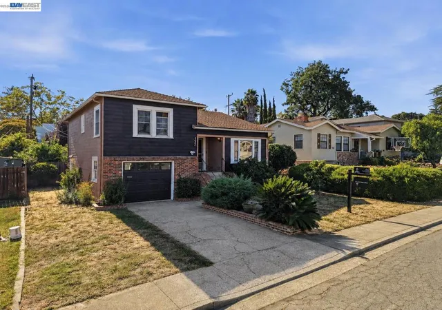 Photo 2 of Single family home for sale at 137 Viewmont Ave, Vallejo, CA 94590 | MLS# 41142492 | Listing updated on 2026-09-29