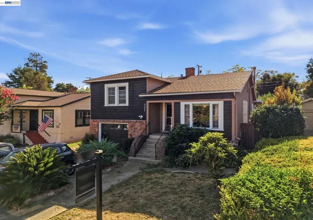 Photo 3 of Single family home for sale at 137 Viewmont Ave, Vallejo, CA 94590 | MLS# 41142492 | Listing updated on 2026-09-29