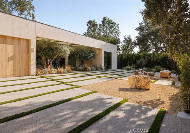 Photo 2 of Single family home for sale at 23338 Collins St, Woodland Hills, CA 91367 | MLS# SR26160199 | Listing updated on 2026-10-08