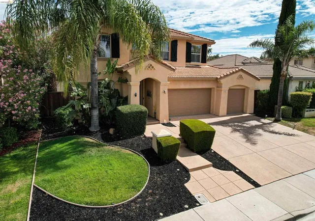 Photo 3 of Single family home for sale at 2017 Tioga Pass Way, Antioch, CA 94531 | MLS# 41142545 | Listing updated on 2026-09-30