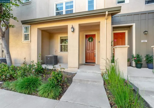 Listing Photo 2 - Condo for sale in building located at 3091 Madsen St, Hayward, CA 94541