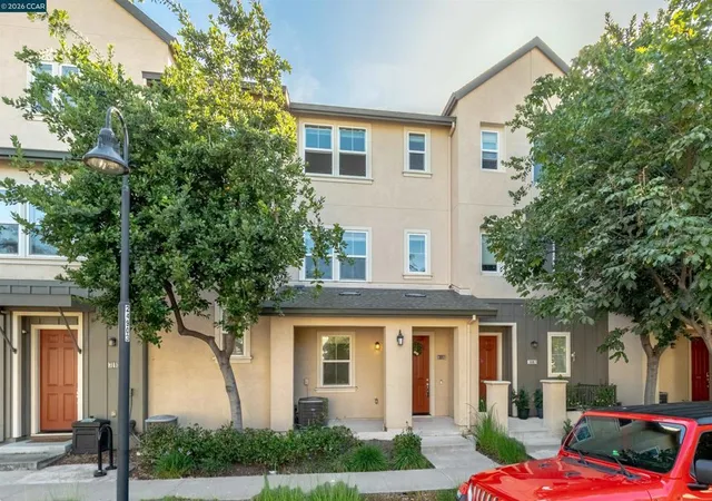 Listing Photo 3 - Condo for sale in building located at 3091 Madsen St, Hayward, CA 94541