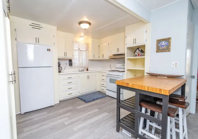 Photo 3 of Manufactured home for sale at 32600 State Hwy 74 #42, Hemet, CA 92545 | MLS# SW26161088 | Listing updated on 2026-10-08