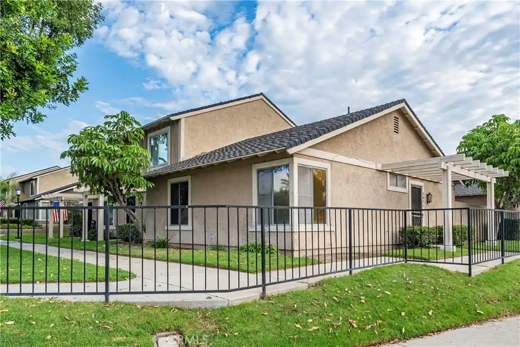 Townhouse for sale at 3851 Bixby Dr, La Verne, CA 91750 | MLS# CV26158976