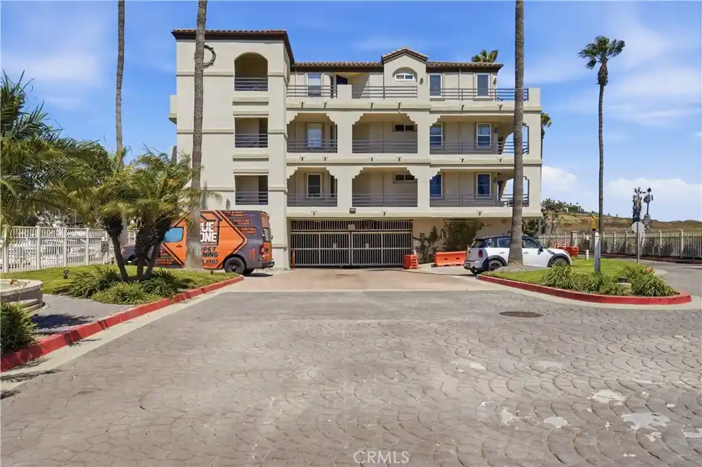 Listing Photo 2 - Condo for sale in 4167 Warner located at 4167 Warner, Huntington Beach, CA 92649 - Unit #205