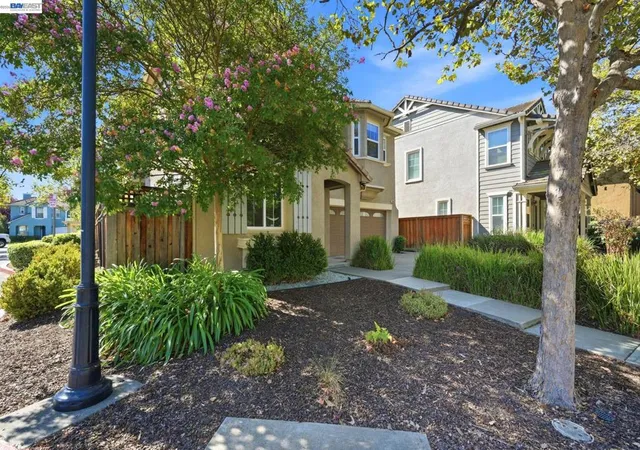 Photo 3 of Single family home for sale at 3910 Hidden Grv Ln, Concord, CA 94519 | MLS# 41142624 | Listing updated on 2026-09-24